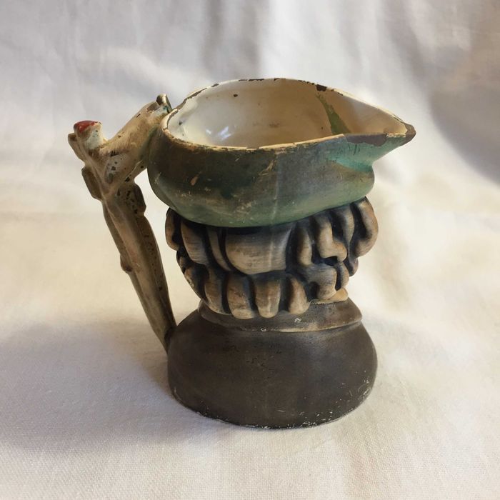 Caneca antropomórfica cerâmica pintada à mão