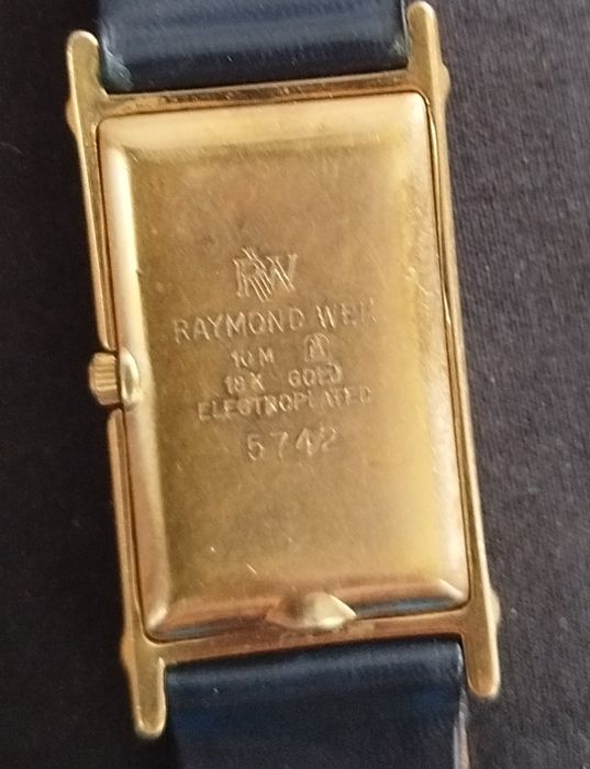 Це вінтажний жіночий наручний годинник Raymond Weil Geneve з прямокутним корпусом.