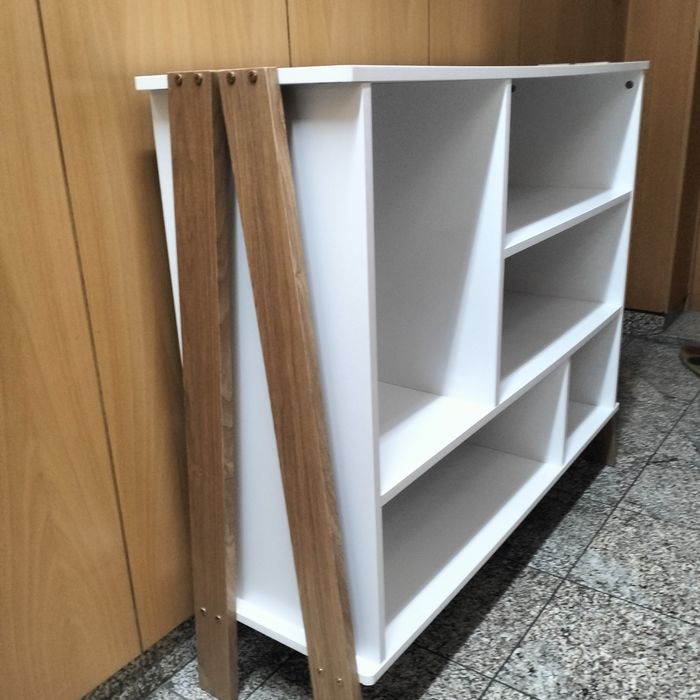 Estante branca com pés madeira natural