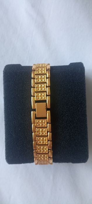 Relógio dourado com brilhantes