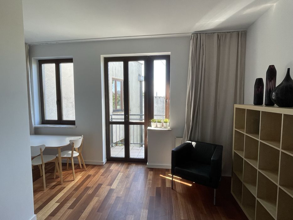 Kawalerka 39 m² z aneksem kuchennym i balkonem. Po remoncie