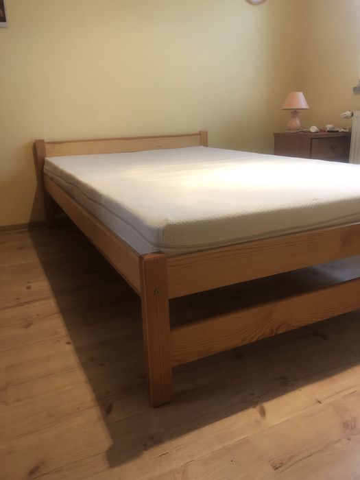 Łóżko sosnowe 120x200 z materacem w bardzo dobrym stanie