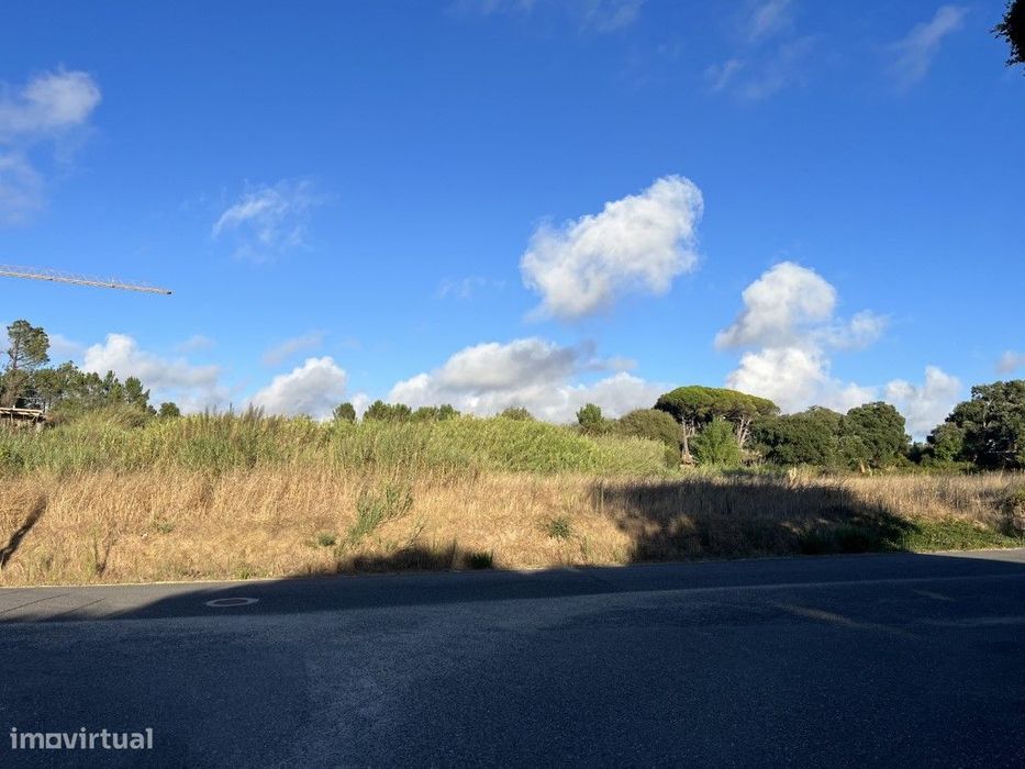 Land for construction with 2,220 m² very close to Foz do Arelho Beach...