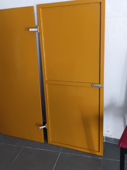 2 Portadas em ferro para protecção de montras  ou janelas cada uma 1,40 mtr x 0,60 mtr