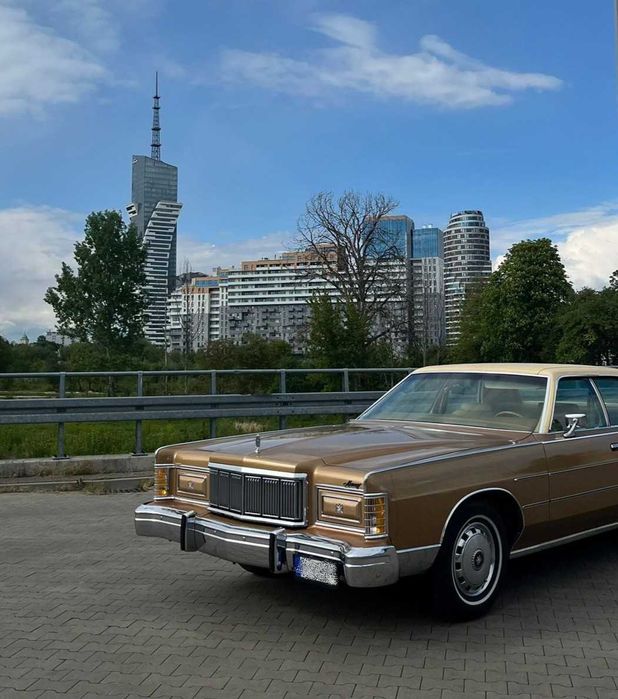 Piękny klasyczny samochód do ślubu