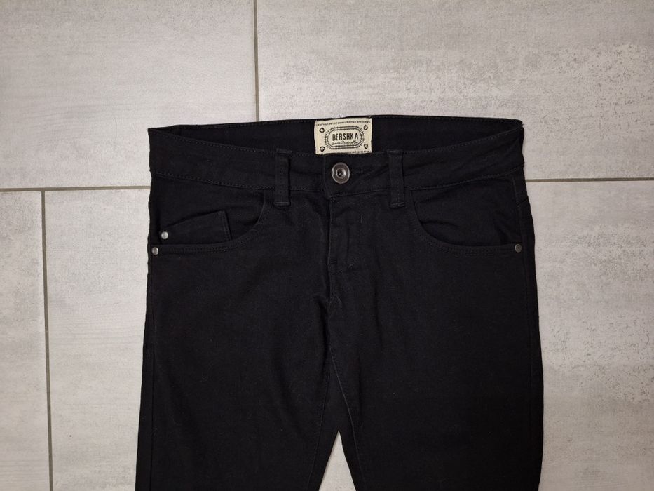 Bershka czarne spodnie r. 34 rurki