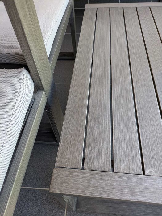Conjunto de sofás e mesa de exterior