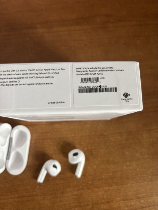 AirPods 3 Geração - Apple. Com todos acessórios incluídos.