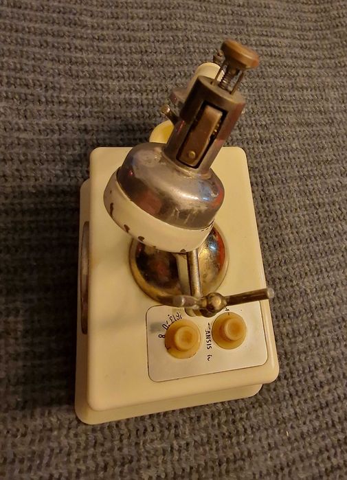 Isqueiro a gasolina e rádio em formato de telefone