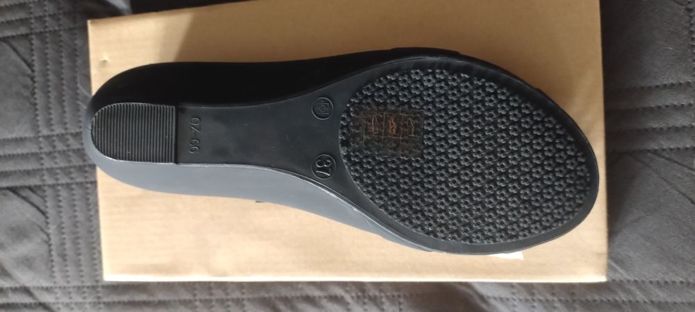 Buty meliski na koturnie 37