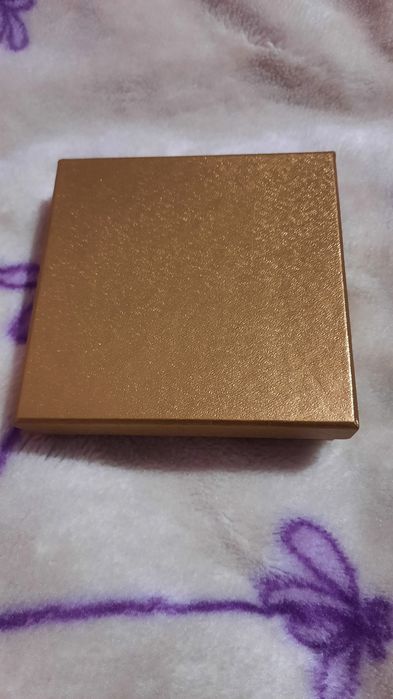 Złote pudełko na prezent etiu pudełeczko box