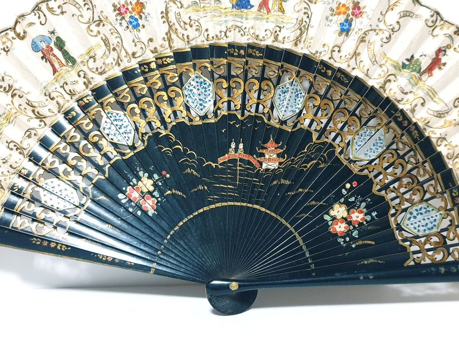 Antigo leque asiático em madeira e tecido pintado à mão