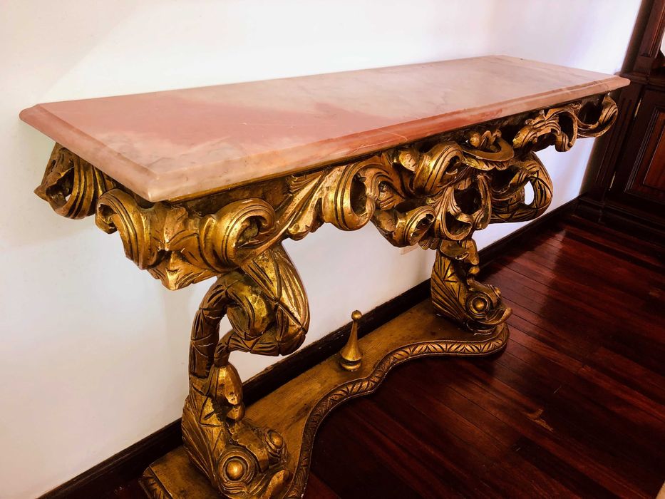 Aparador em talha dourada com pedra mármore em rosa