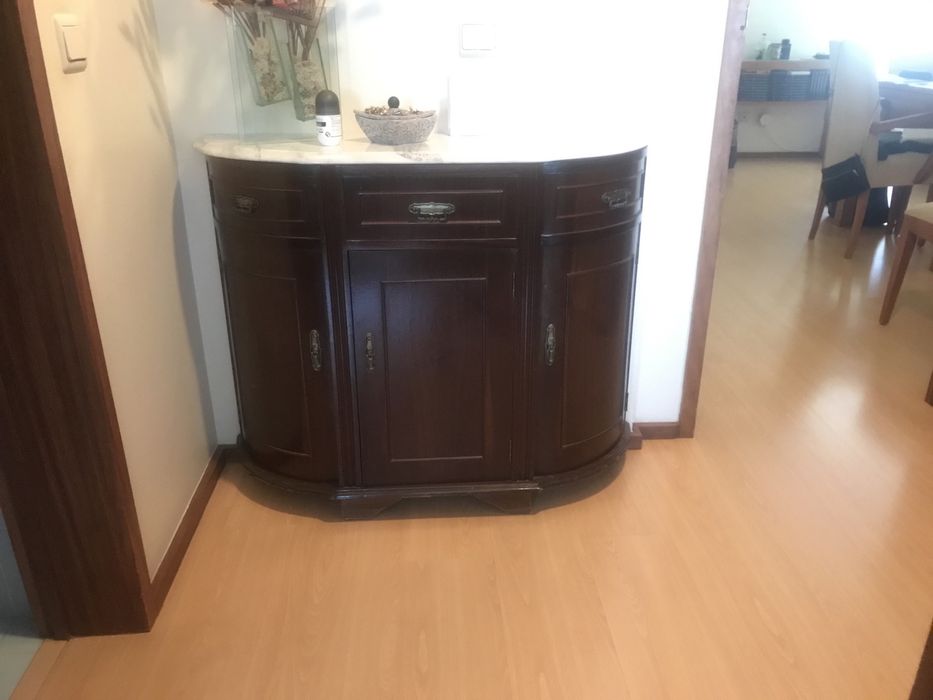 Móvel de corredor com pedra de mármore e espelho