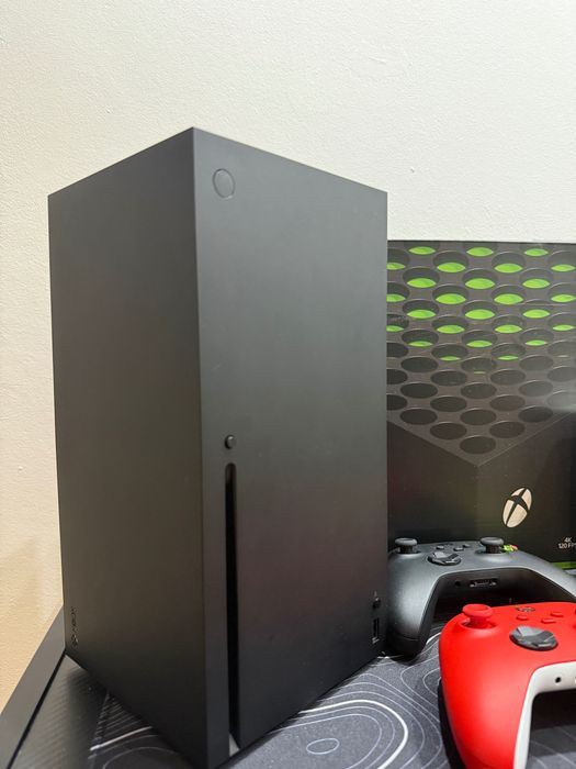 Xbox Series X 1TB + 2 pady + 2 gry