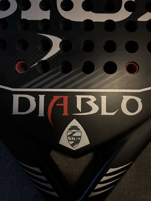 Raquete Siux Diablo preta e vermelha