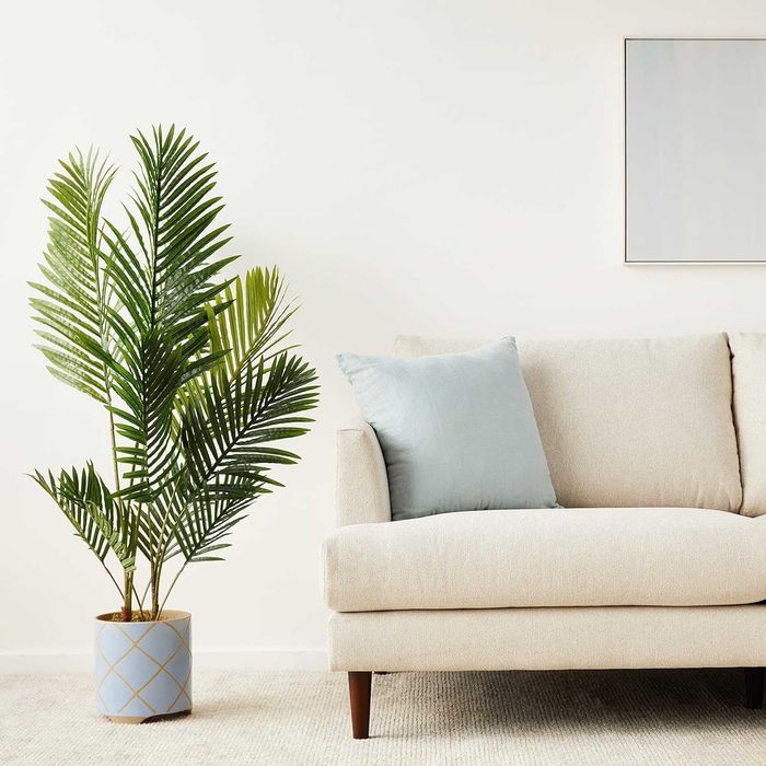 Sztuczna palma Amazon Basics w plastikowej doniczce Wysokość 119,8 cm