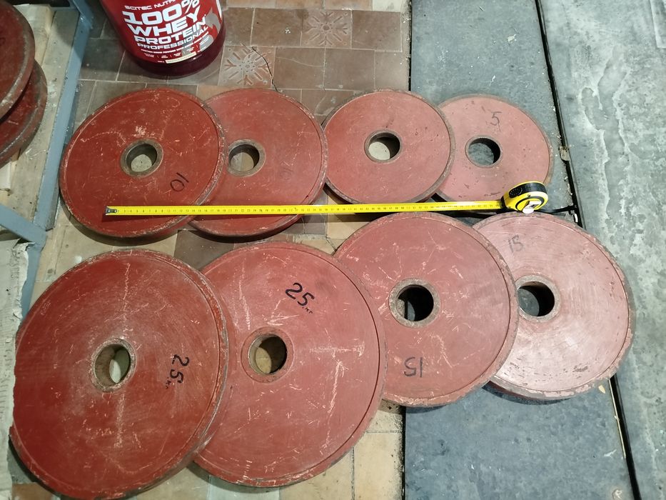 Блины для штанги 55 мм. 25 кг, 15 кг, 10 кг и 5 кг. И гантели 10,20 кг