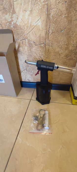 Заклепувальний інструмент пневмогідравлічний