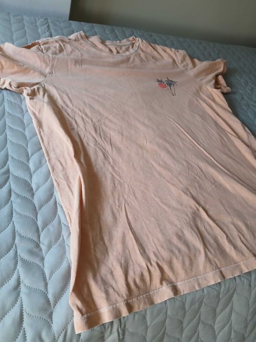 T shirt cor salmão com palmeira e pôr do sol