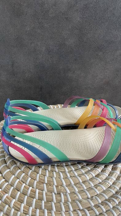 Crocs sandały Huarache Flat Multi/Cerulean Blue W8 38/39