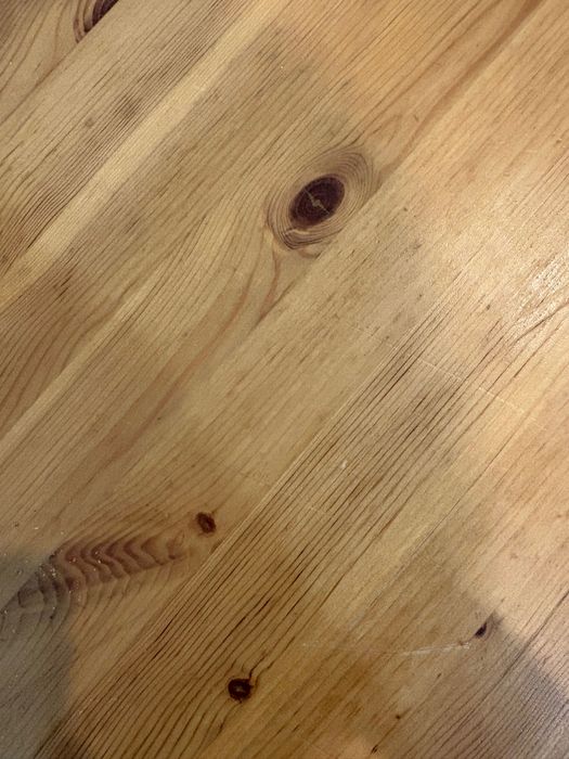 Drewniany stół z krzesłami w komplecie