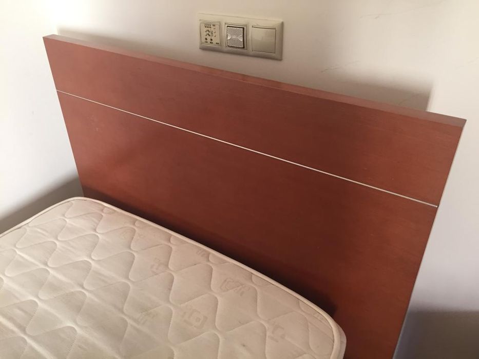 Conjunto de duas camas de solteiro com cabeceira e mesa