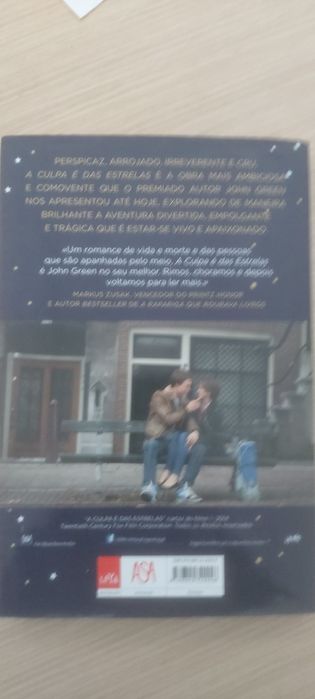 Vendo livro A Culpa é das Estrelas de John Green