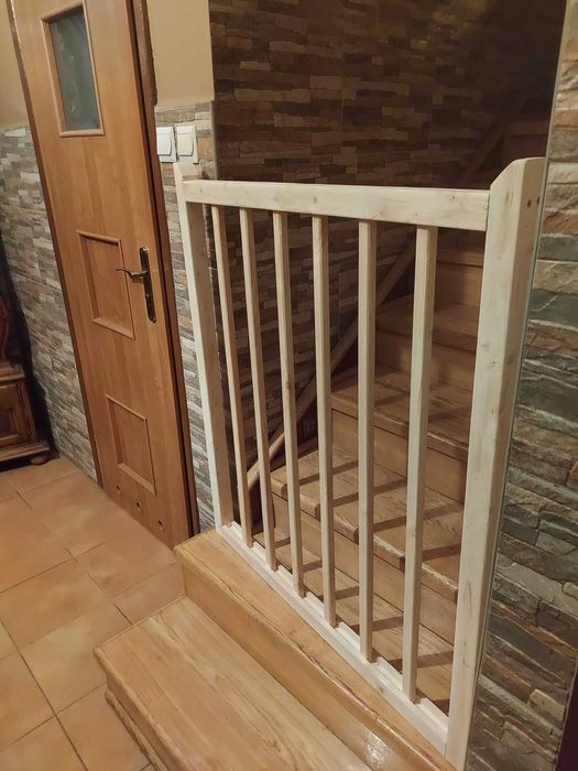 Drewniana bramka na schody zabezpieczenie dla dzieci psa kota zawiasy