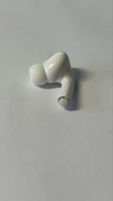 Продам правий навушник airpods pro3