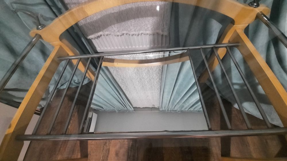 Продам стол на деревянной основе со стеклянным верхом