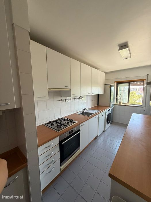 Apartamento T2 com Varanda e Garagem em Telheiras