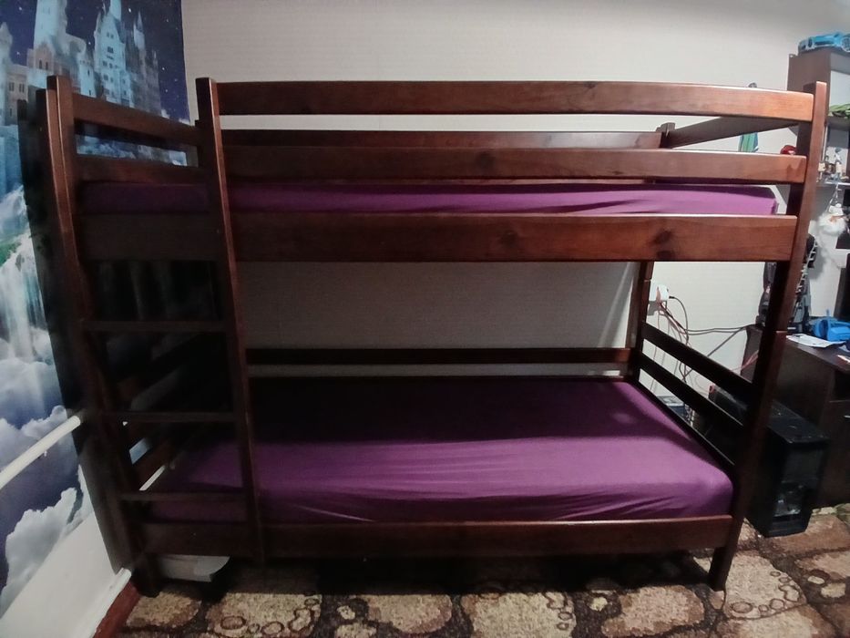 Двохярусне дитяче дерев'яне ліжко