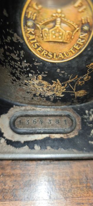 Zabytkowa (sprawna)maszyna do szycia firmy "PFAFF" z żeliwną podstawa i drewnianym blatem i  szufladką.