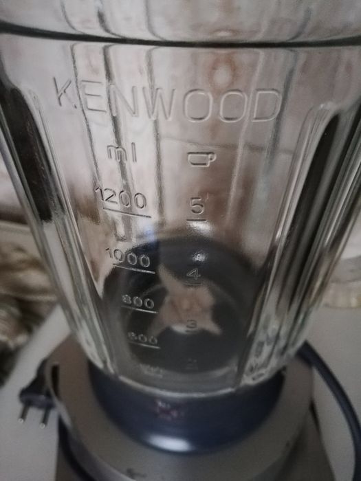 Блендер Kenwood.