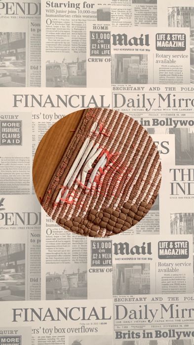 Carpete de tiras castanha e branca