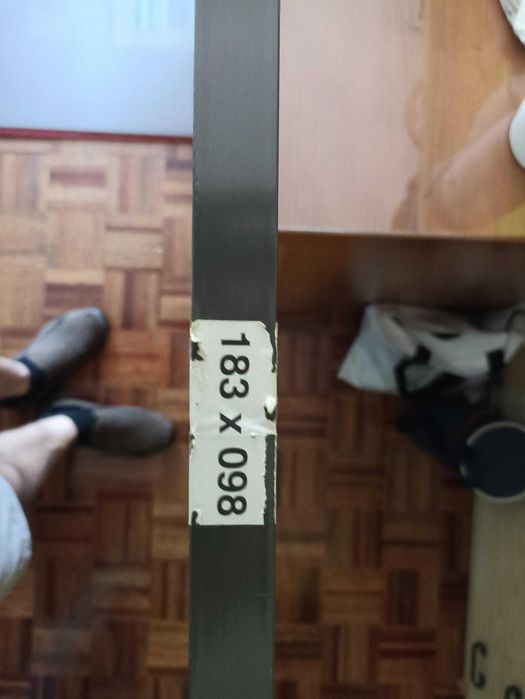 Cama de corpo e meio com móvel e cabeceira