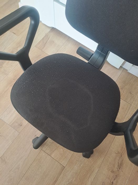 Fotel obrotowy na kółkach