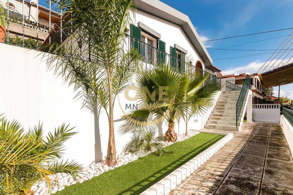 Moradia Renovada com Vista Mar e Cidade — Santa Luzia, Funchal
