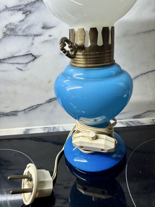 Antigo candeeiro a petróleo electrificado