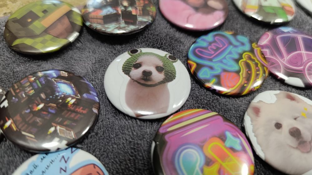 Делаем значки под заказ.