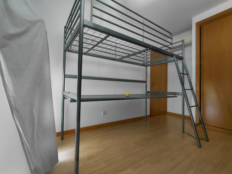 Cama com secretária