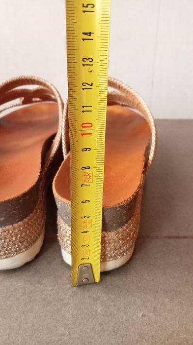 Sandálias/chinelos com salto compensado