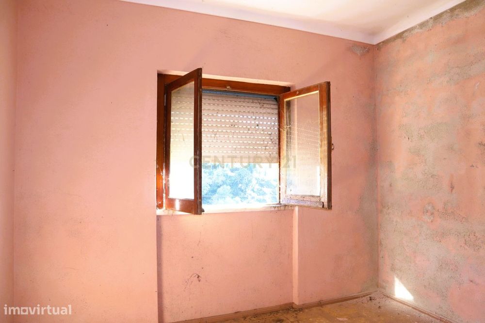 Moradia para renovar em Santo Estevão das Galés inserida num terreno d