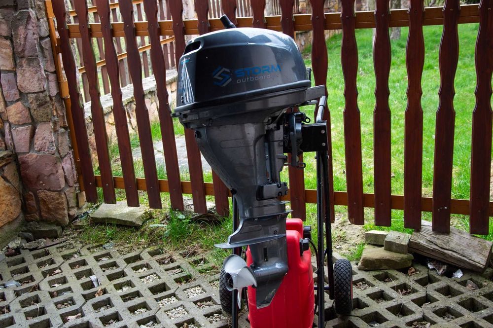 Ponton Maweric  silnikiem i przyczepą