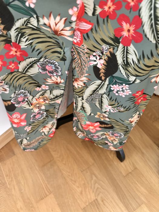 Vestido comprido em preto e estampado em tons de verde