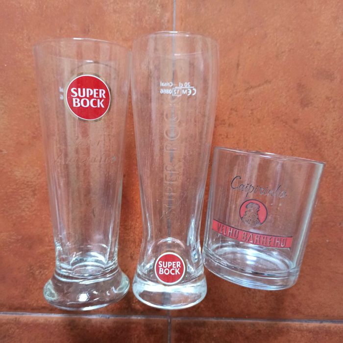 Tudo a 1 euro - Luvas, pratos, cinzeiro, álcool, copos, porta-chaves