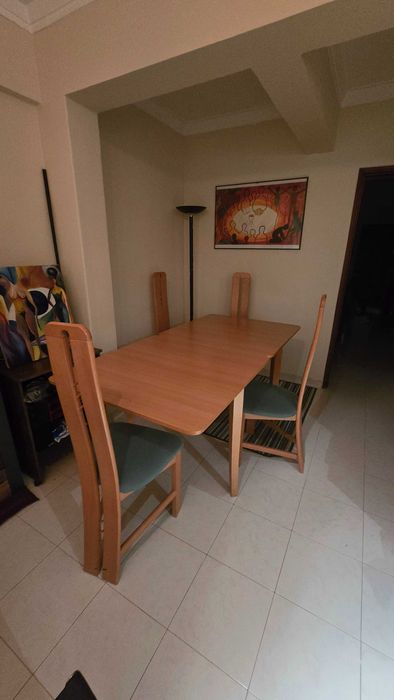 Mesa com 4 cadeiras extensivel
