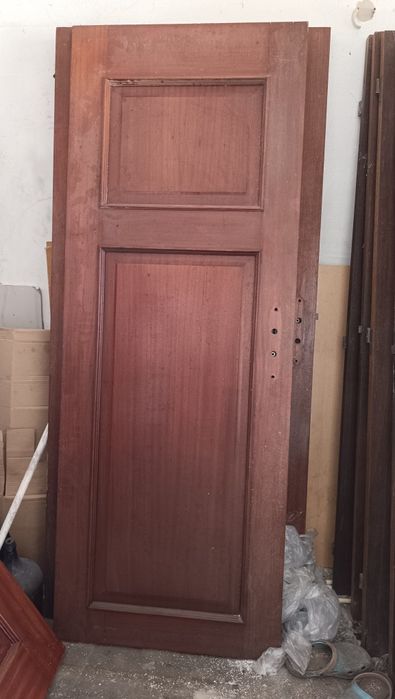 Vendo porta em mogno maciço, com 75 cm de largura × 2,00 m de altura.