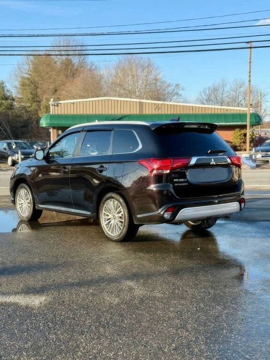 Mitsubishi Outlander      2020